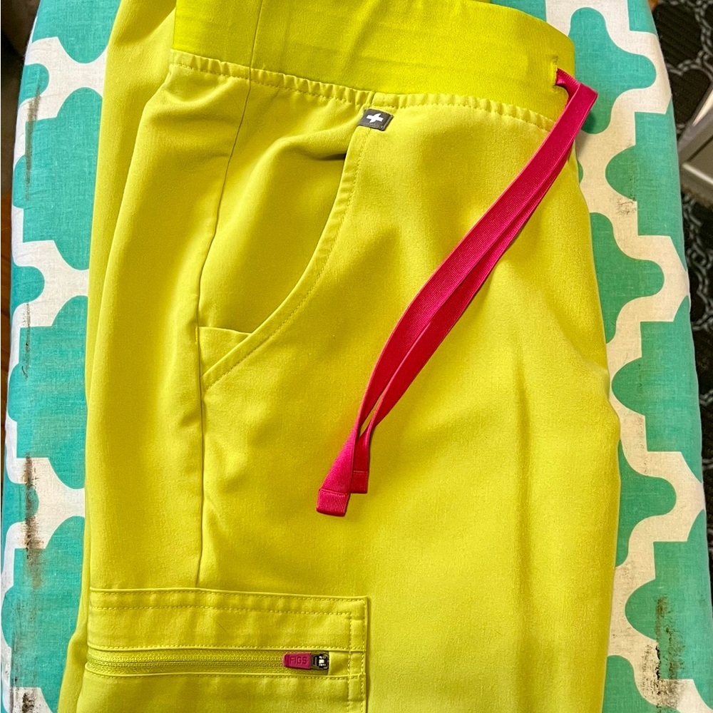 Figs Women's CITRINE Zamora™
Petite Jogger Scrub Pants
Xs -- Petite